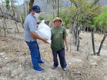 Gobierno entrega paquetes alimenticios a familias de Cacaopera gobierno-entrega-paquetes-alimenticios-a-familias-de-cacaopera